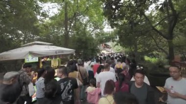 Antik kentte yürüyen insanlar. Luodai, Çin. 