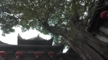 Jin Li caddesinde kırmızı ve sarı lambalı geleneksel Çin evi. Chengdu, Sichuan
