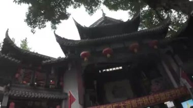 Jin Li caddesinde kırmızı ve sarı lambalı geleneksel Çin evi. Chengdu, Sichuan