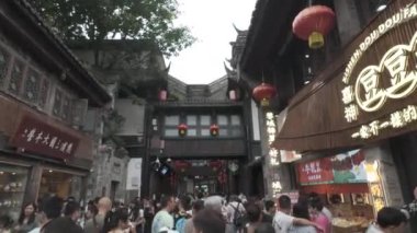 Cheng Du 'nun kültürel bölgesinde tarihi bir sokakta yürüyoruz. Güzel bir dış görünüş, Çin.