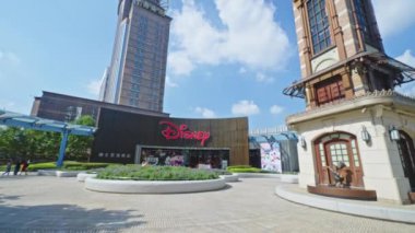 Lujiazui 'ye giriş manzarasında Disney çocuk mağazası