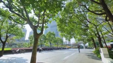 Şangay 'ın Pudong bölgesindeki dünyanın en büyük Disney parkında yürüyorum.. 