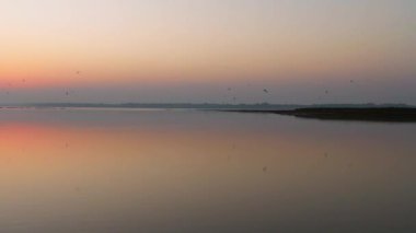 Kuşların uçtuğu güzel gün batımı manzarası