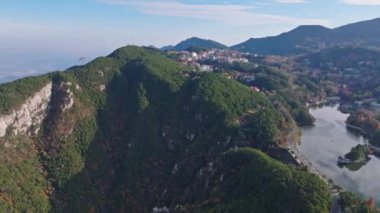 Çin 'de ünlü bir turizm merkezi olan lu Dağı manzarası.