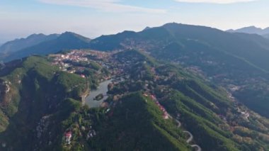 Çin 'de ünlü bir turizm merkezi olan lu Dağı manzarası.