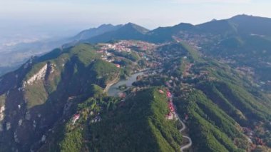 Çin 'de ünlü bir turizm merkezi olan lu Dağı manzarası.