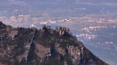 Çin 'de ünlü bir turizm merkezi olan lu Dağı manzarası.