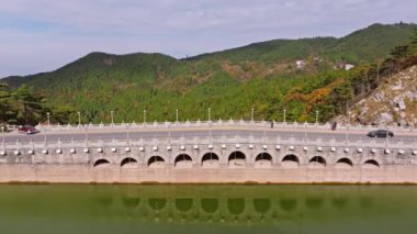 Eski bir köprü, Lushan Dağı, Jiangxi Eyaleti, Çin ve Asya 'daki bir rezervuarın sularına yansıdı.