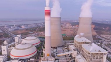 Modern elektrik santralinin yüksek görünümü, endüstriyel arka plan