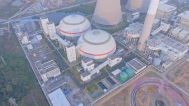 Modern enerji santralinin yüksek görünümü, endüstriyel arka plan 