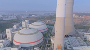 Modern enerji santralinin yüksek görünümü 