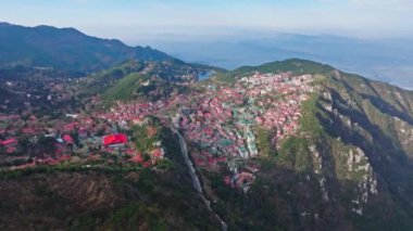 Çin 'de ünlü bir turizm merkezi olan lu Dağı manzarası.