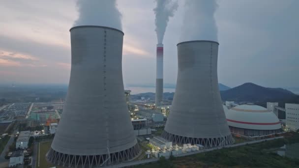 Verhoogd Uitzicht Avond Stad Scene Met Uitzicht Elektriciteitscentrale Bij Zonsondergang — Stockvideo