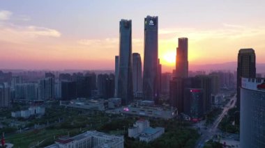 Gün batımında şehrin ikiz kuleleriyle insansız hava aracı görüntüleri. 