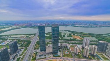 Şehirdeki ikiz kulelerin insansız hava aracı görüntüleri.