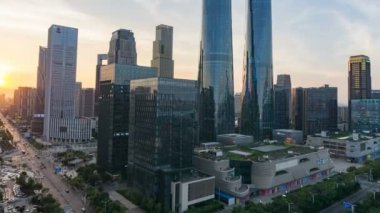 Şehirdeki ikiz kulelerin insansız hava aracı görüntüleri.