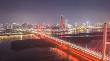 Şehirdeki ikiz kulelerin insansız hava aracı görüntüleri.