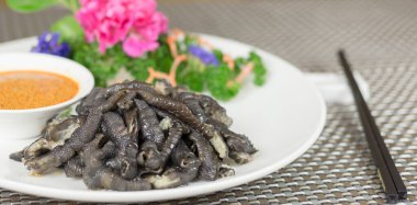 plaka üzerinde sarımsaklı kızarmış kalamar