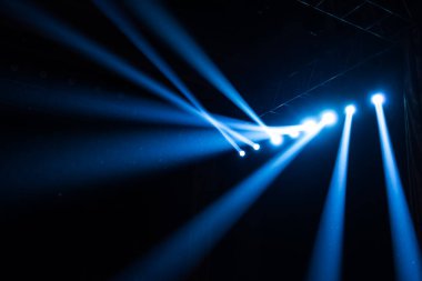 Bir konser salonunda parlak sahne ışığı. 