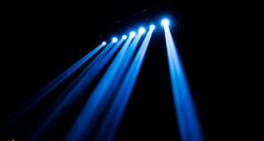 Bir konser salonunda parlak sahne ışığı. 