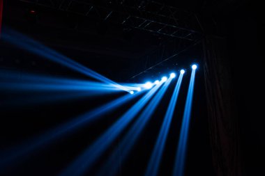 Bir konser salonunda parlak sahne ışığı. 