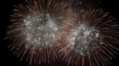 Büyük ölçekli havai fişek gösterisi
