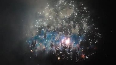 Renkli havai fişeklerin muhteşem gece görüntüleri atmosferi aydınlatıyor..