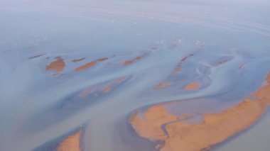 Çin manzarasında nehre bakan hava görüntüleri.