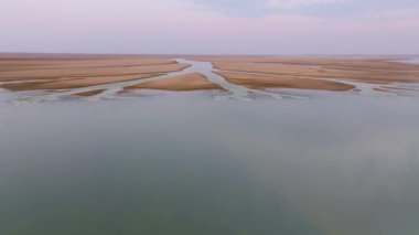 Çin manzarasındaki göle bakan hava görüntüleri.
