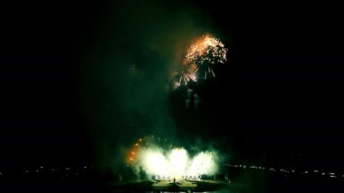 Kara gökyüzündeki güzel havai fişeklerin hava fotoğrafçılığı