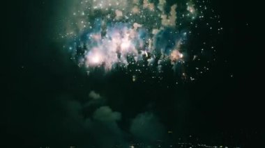 Kara gökyüzündeki güzel havai fişeklerin hava fotoğrafçılığı