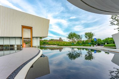 Gündüzleri Asya şehrinde modern bina