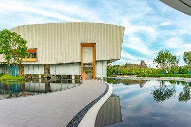 Gündüzleri Asya şehrinde modern bina