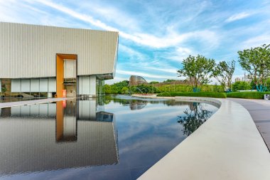 Gündüzleri Asya şehrinde modern bina