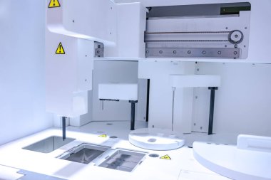 Metal bir levhanın lazer kesme işlemi