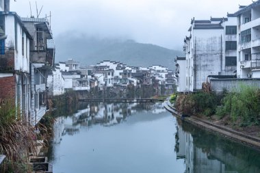 Sabahları en kirli şehirlerin manzarası.