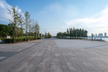 Boş asfalt yol ile modern şehir manzarası