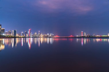 Singapur şehrinin gökyüzü geceleri