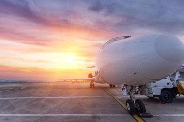 Yolcu uçağının yakın görüntüsü havaalanında park halinde.