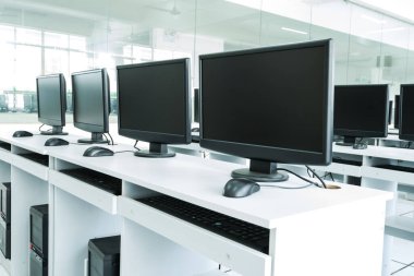 bilgisayar laboratuarı, bilgisayar satırlarının düzgünce yerleştirilir.