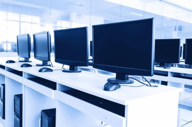 bilgisayar laboratuarı, bilgisayar satırlarının düzgünce yerleştirilir.