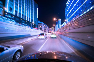Hızlı bir şehir yolunda araba sürüyorum