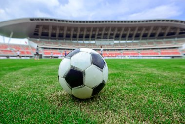 Futbol sahasının içinde boş futbola yakın çekim