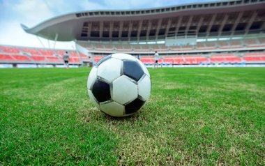 Futbol sahasının içinde boş futbola yakın çekim