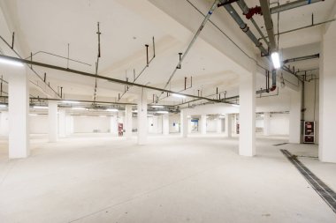 Boş yeraltı otoparkı alanı 