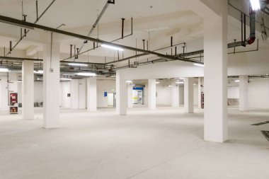 Boş yeraltı otoparkı alanı 