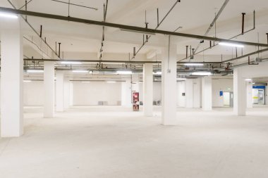 Boş yeraltı otoparkı alanı 