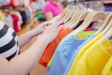 Alışveriş merkezi, elbise mağazasında asılı elbiseler.