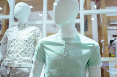 Moda elbiseli mankenlerle butik vitrinler. 