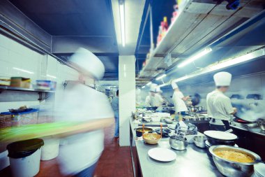 Lokanta mutfağında hareket şefleri çalışıyor.